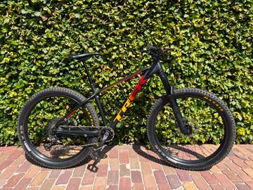 Used Trek Roscoe 8 2020 2020 Mountainbike, Black, 27.5 — image 5 of 5