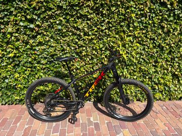 Used Trek Roscoe 8 2020 2020 Mountainbike, Black, 27.5 — image 2 of 5