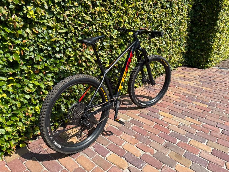 Used Trek Roscoe 8 2020 2020 Mountainbike, Black, 27.5 — image 3 of 5