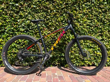 Used Trek Roscoe 8 2020 2020 Mountainbike, Black, 27.5 — image 1 of 5