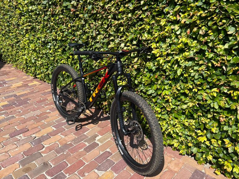 Used Trek Roscoe 8 2020 2020 Mountainbike, Black, 27.5 — image 4 of 5