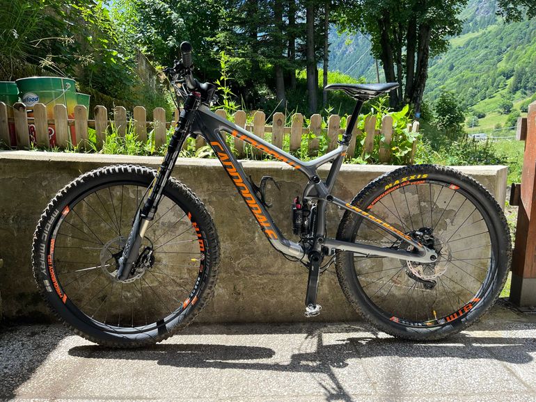 Použité Cannondale Trigger Carbon 2 2017 2017 Mountainbike — obrázek 2 z 18