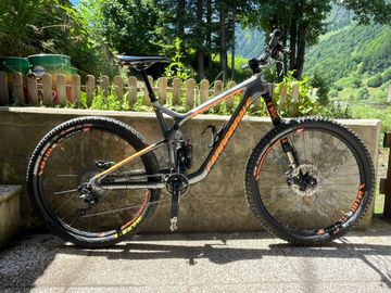 Použité Cannondale Trigger Carbon 2 2017 2017 Mountainbike — obrázek 1 z 18