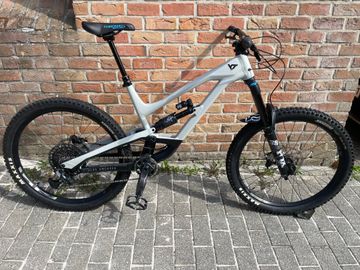Used YT Industries Capra Shred 2021 2021 Mountainbike, White, 27.5 — image 1 of 11