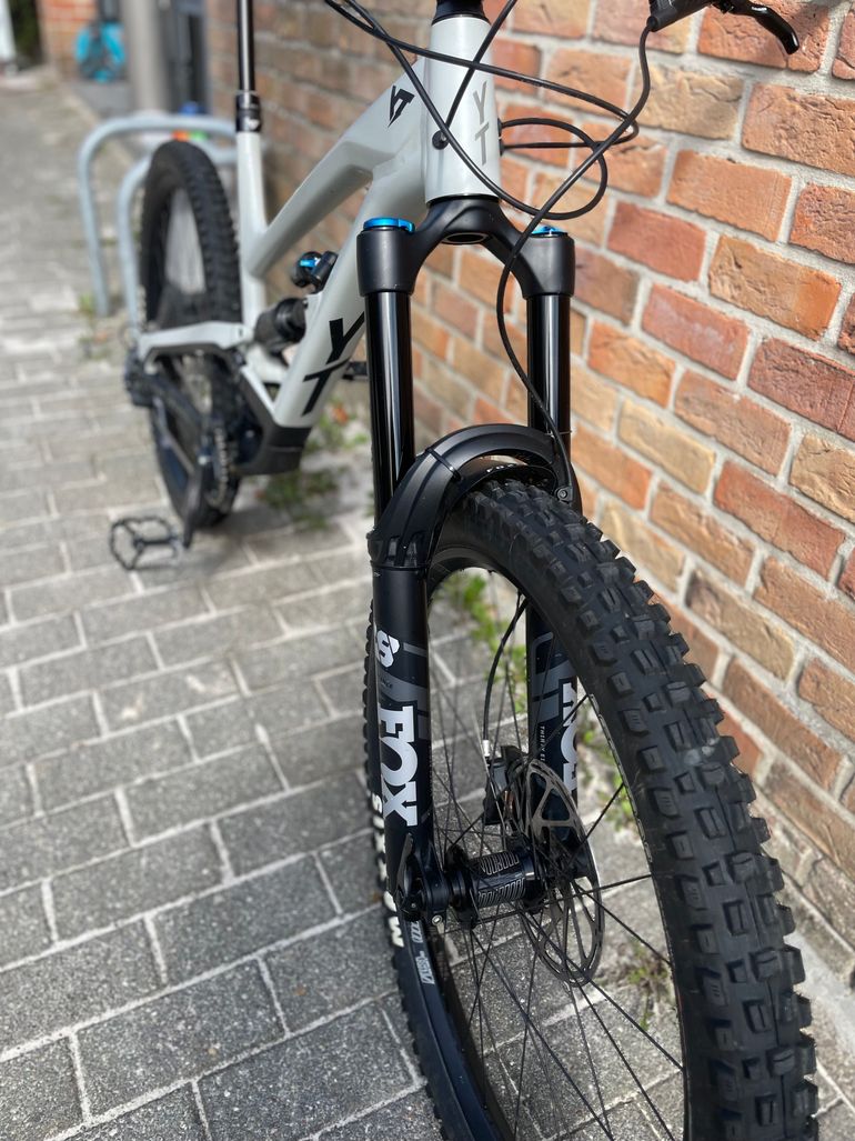 Used YT Industries Capra Shred 2021 2021 Mountainbike, White, 27.5 — image 4 of 11