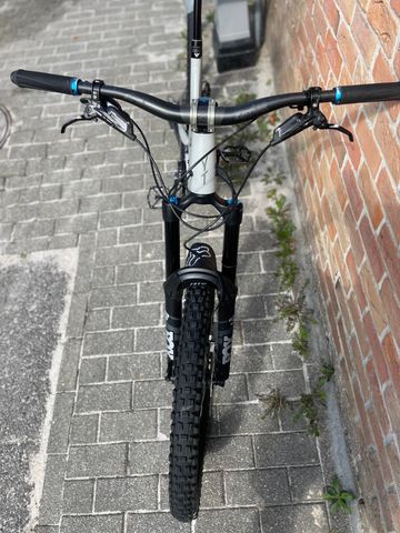 Used YT Industries Capra Shred 2021 2021 Mountainbike, White, 27.5 — image 3 of 11