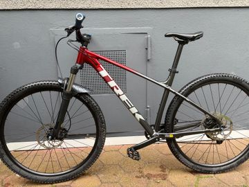 Used Trek Marlin 6 2022 2022 Mountainbike, Red, 27.5, 29 — image 1 of 16