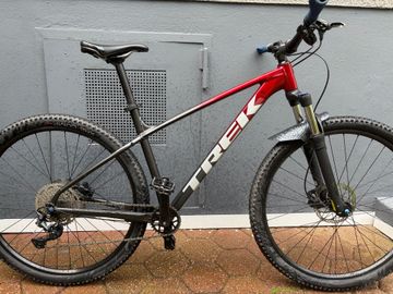 Used Trek Marlin 6 2022 2022 Mountainbike, Red, 27.5, 29 — image 2 of 16