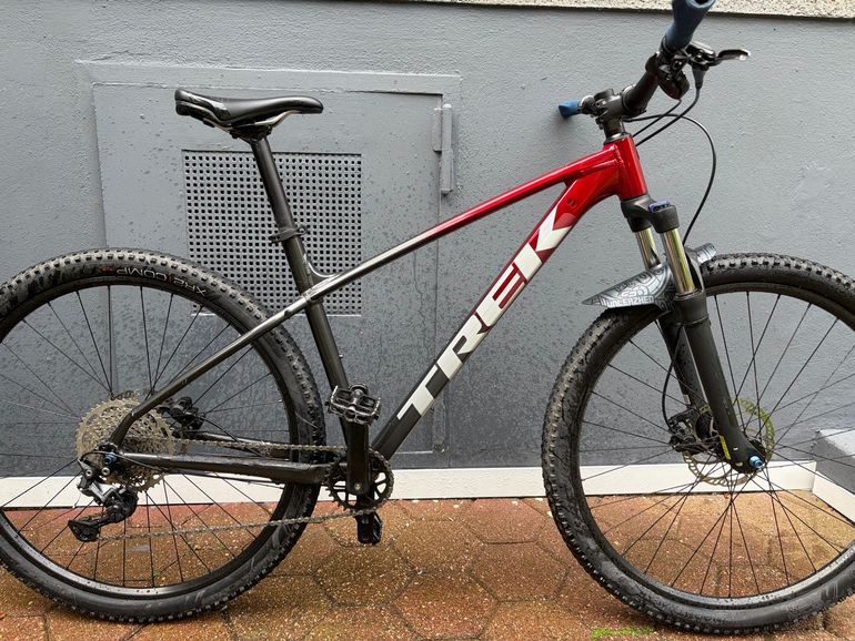 Used Trek Marlin 6 2022 2022 Mountainbike, Red, 27.5, 29 — image 2 of 16
