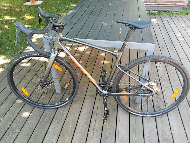 Used Giant Revolt 2 2024 2024 Road & Gravel, Red — image 2 of 5
