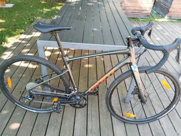 Used Giant Revolt 2 2024 2024 Road & Gravel, Red — image 1 of 5