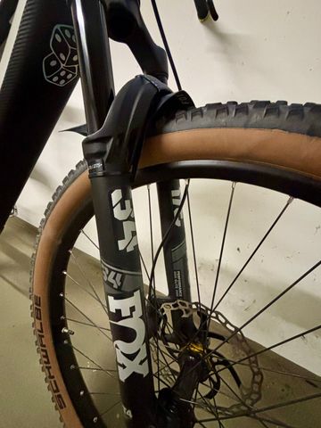 Cube Reaction Hybrid 750 slx 2023 Mountainbike usato, Grigio chiaro — immagine 2 di 7