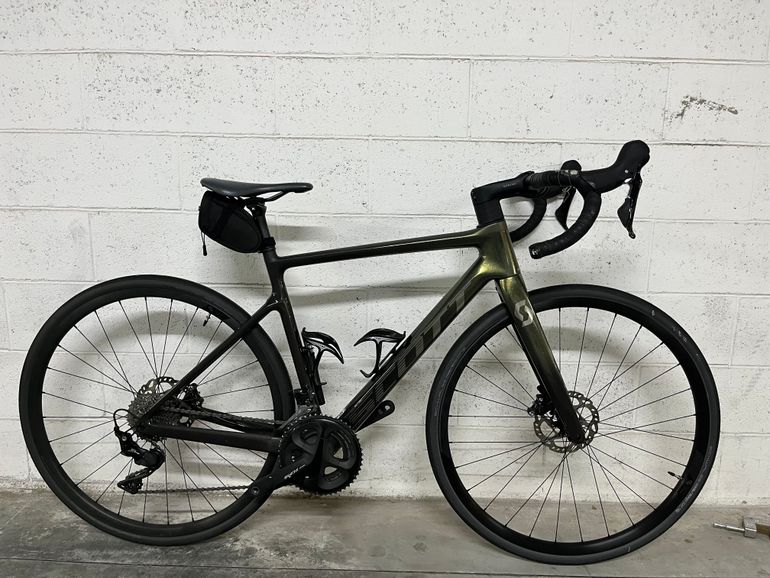 Scott Addict 30 2023 2023 Road & Gravel usato, Nero — immagine 1 di 9