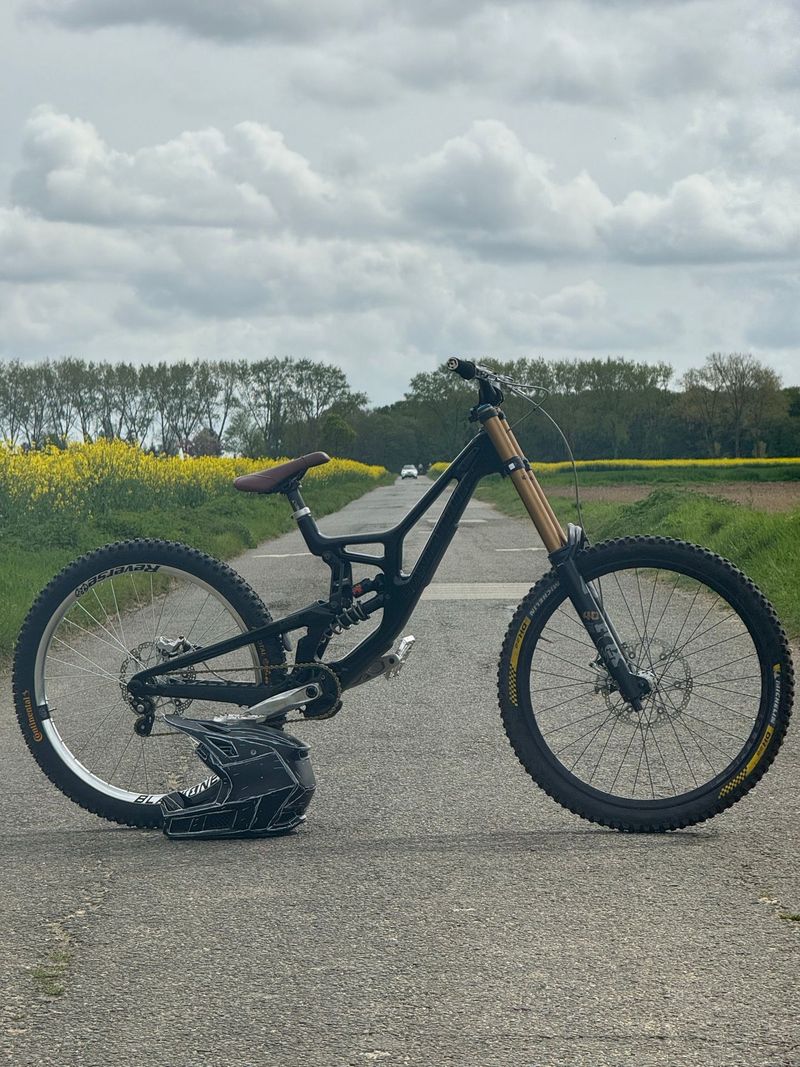 Santa Cruz V10 DH X01 / Carbon CC 2025 2025 MTB d'occasion