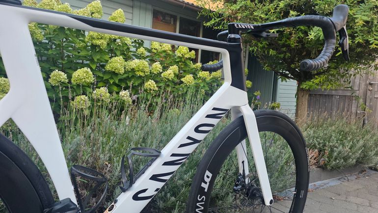 Canyon Aeroad CF SLX 8 Disc eTap 2022 2022 Road & Gravel usato, Bianco — immagine 3 di 17