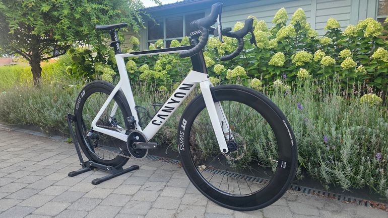 Canyon Aeroad CF SLX 8 Disc eTap 2022 2022 Road & Gravel usato, Bianco — immagine 2 di 17