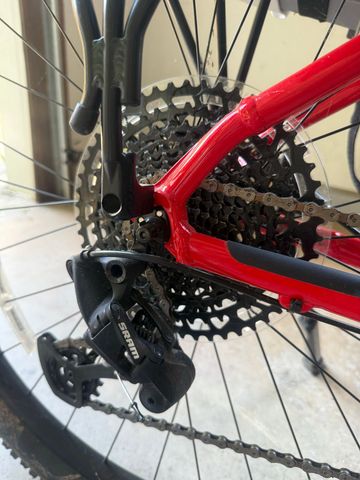 Used Trek Marlin 8 2022 2022 Mountainbike, Red, 26, 27.5, 29 — image 2 of 5