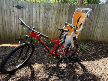 Used Trek Marlin 8 2022 2022 Mountainbike, Red, 26, 27.5, 29 — image 1 of 5