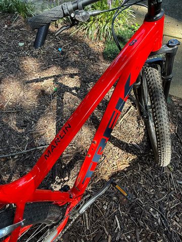 Used Trek Marlin 8 2022 2022 Mountainbike, Red, 26, 27.5, 29 — image 3 of 5