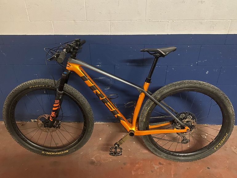 Used Trek Procaliber 9.8 2021 2021 Mountainbike, Orange, 29 — image 2 of 5