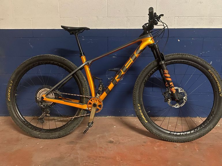 Used Trek Procaliber 9.8 2021 2021 Mountainbike, Orange, 29 — image 3 of 5