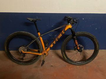 Used Trek Procaliber 9.8 2021 2021 Mountainbike, Orange, 29 — image 1 of 5