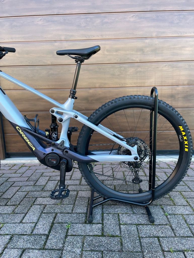 Gebrauchtes Orbea WILD M10 2024 2024 Mountainbike, Hellgrau, 29 — Bild 4 von 10