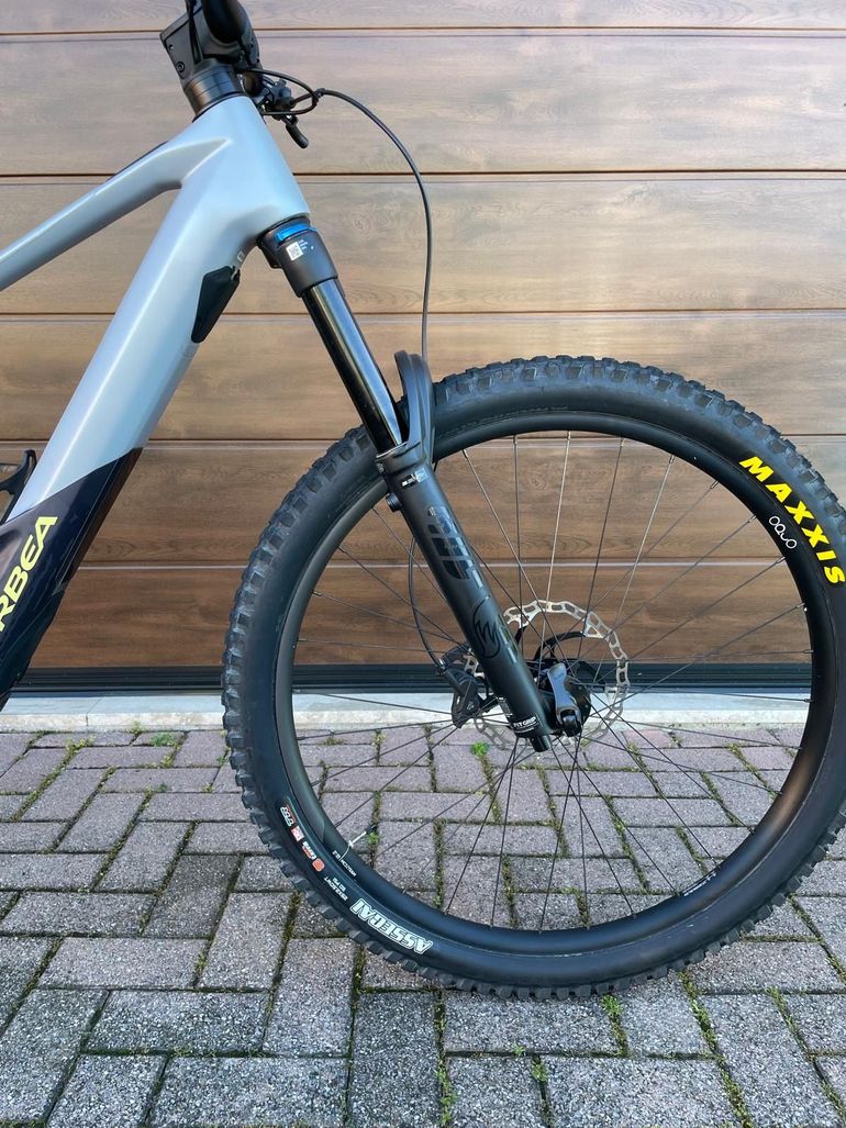 Gebrauchtes Orbea WILD M10 2024 2024 Mountainbike, Hellgrau, 29 — Bild 7 von 10