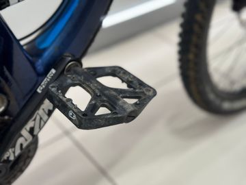 Used GT Fury Expert 27, 5” 2017 Mountainbike, Blue — image 9 of 9