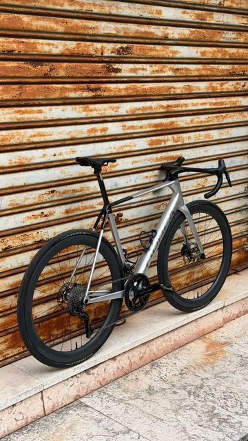 Orbea ORCA M10iLTD PWR 2025 2025 Road & Gravel usato, Grigio chiaro — immagine 2 di 7