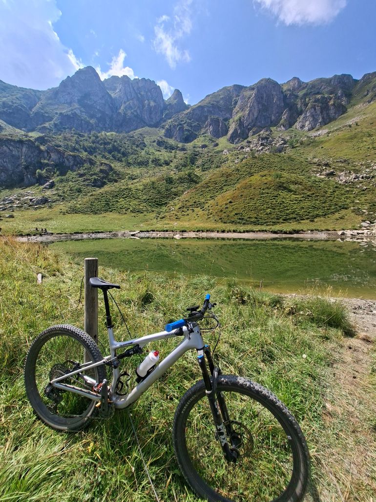 Gebrauchtes Specialized Epic 8 EVO Expert 2025 2025 Mountainbike, Hellgrau, 29 — Bild 2 von 4