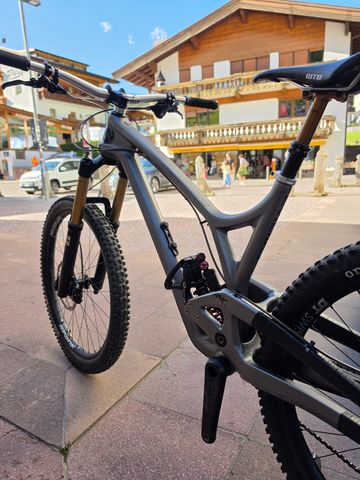 Gebrauchtes Evil Insurent LB Custom 2021 Mountainbike, Hellgrau — Bild 2 von 9