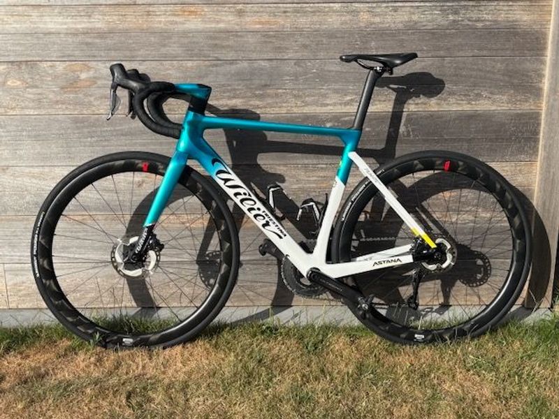 Tweedehands Wilier FILANTE SLR SHIMANO ULTEGRA DI2 12sp 2022 Astana Paint 2022 Road & Gravel