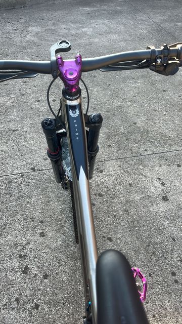 Used Banshee Prime V2 2024 Mountainbike, Light Gray — image 6 of 8