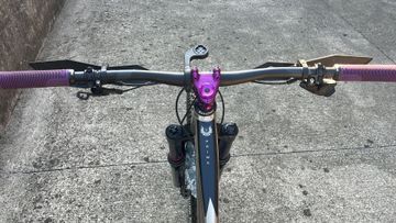 Used Banshee Prime V2 2024 Mountainbike, Light Gray — image 7 of 8