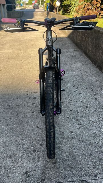 Used Banshee Prime V2 2024 Mountainbike, Light Gray — image 2 of 8