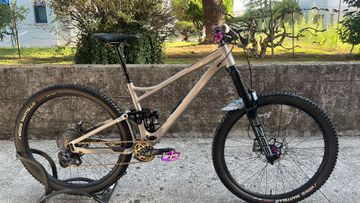 Used Banshee Prime V2 2024 Mountainbike, Light Gray — image 1 of 8
