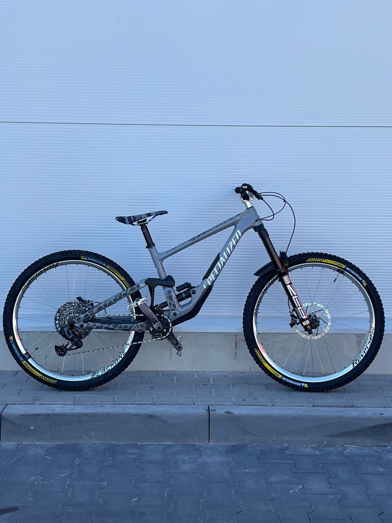 Used Specialized Enduro Comp 2024 2024 Mountainbike, Light Gray, 29 — image 1 of 8