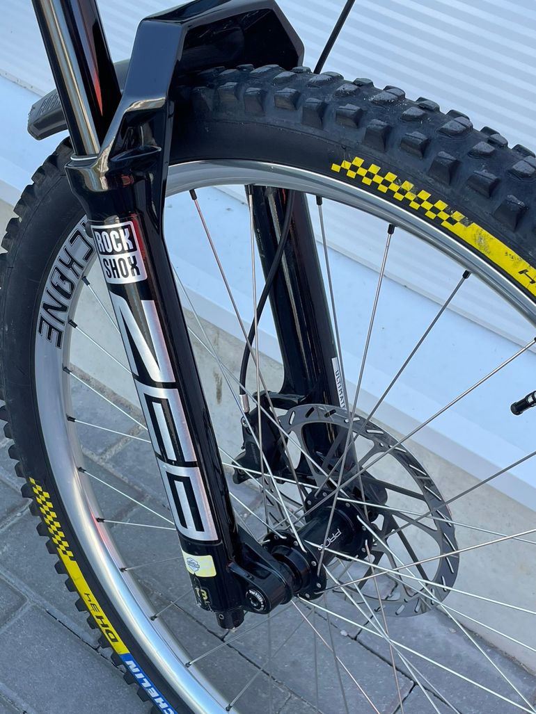 Used Specialized Enduro Comp 2024 2024 Mountainbike, Light Gray, 29 — image 5 of 8