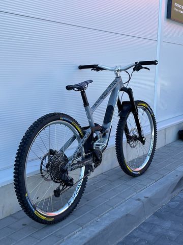 Used Specialized Enduro Comp 2024 2024 Mountainbike, Light Gray, 29 — image 3 of 8