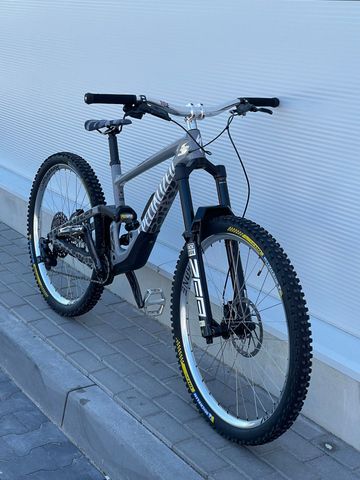 Used Specialized Enduro Comp 2024 2024 Mountainbike, Light Gray, 29 — image 2 of 8