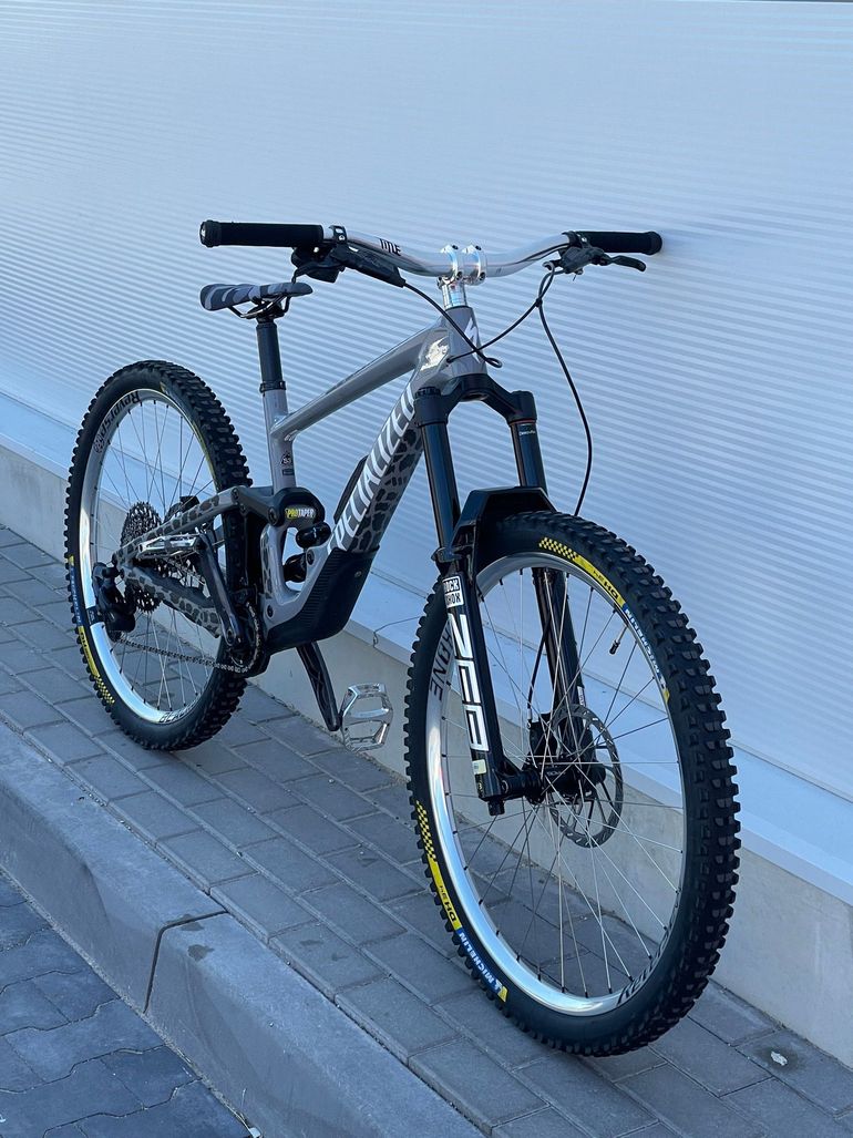 Used Specialized Enduro Comp 2024 2024 Mountainbike, Light Gray, 29 — image 2 of 8