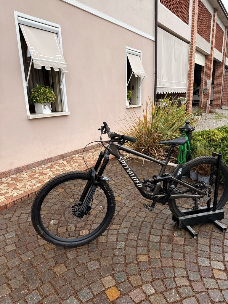 Tweedehands Specialized Enduro Comp 2025 2025 Mountainbike — afbeelding 2 van 10