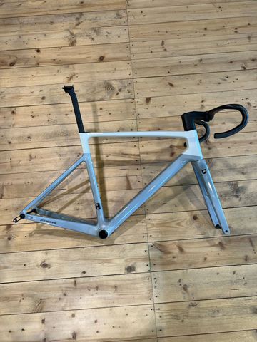 Tweedehands Focus IZALCO MAX 9.8 2024 Frameset 2024 Road & Gravel — afbeelding 1 van 3