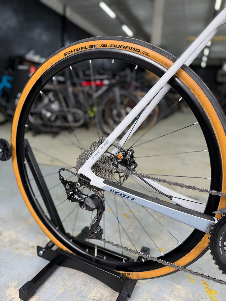 Scott Addict 20 disc 2020 2020 Road & Gravel usato, Grigio chiaro — immagine 7 di 19
