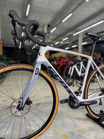 Scott Addict 20 disc 2020 2020 Road & Gravel usato, Grigio chiaro — immagine 13 di 19