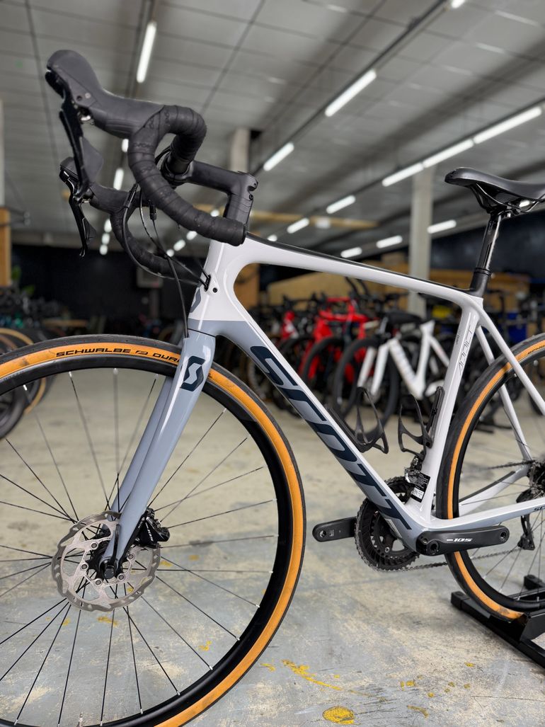Scott Addict 20 disc 2020 2020 Road & Gravel usato, Grigio chiaro — immagine 13 di 19