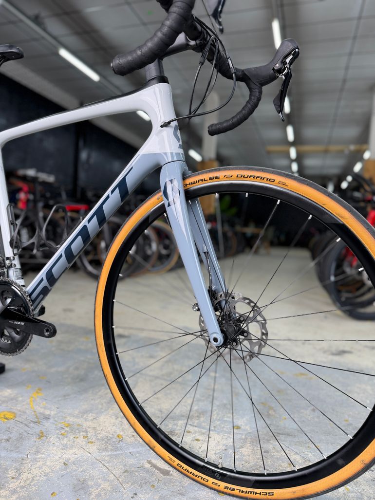 Scott Addict 20 disc 2020 2020 Road & Gravel usato, Grigio chiaro — immagine 3 di 19