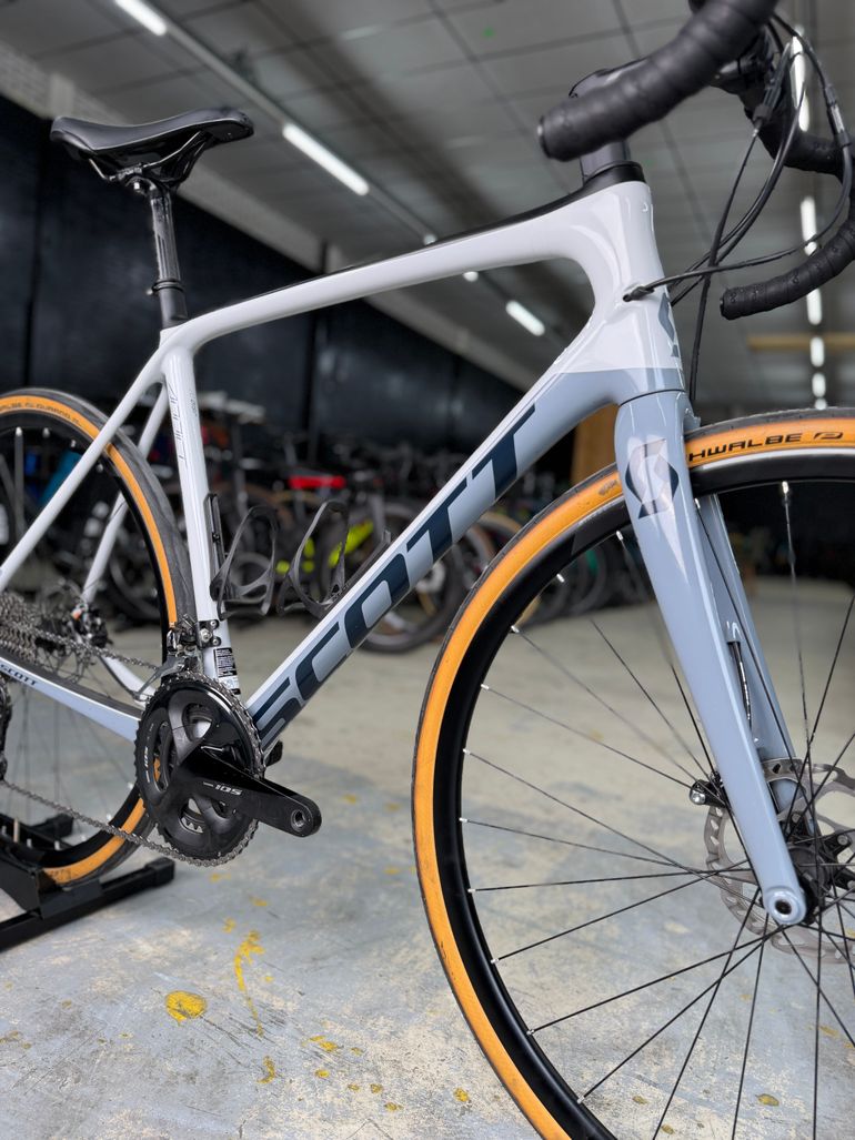 Scott Addict 20 disc 2020 2020 Road & Gravel usato, Grigio chiaro — immagine 4 di 19