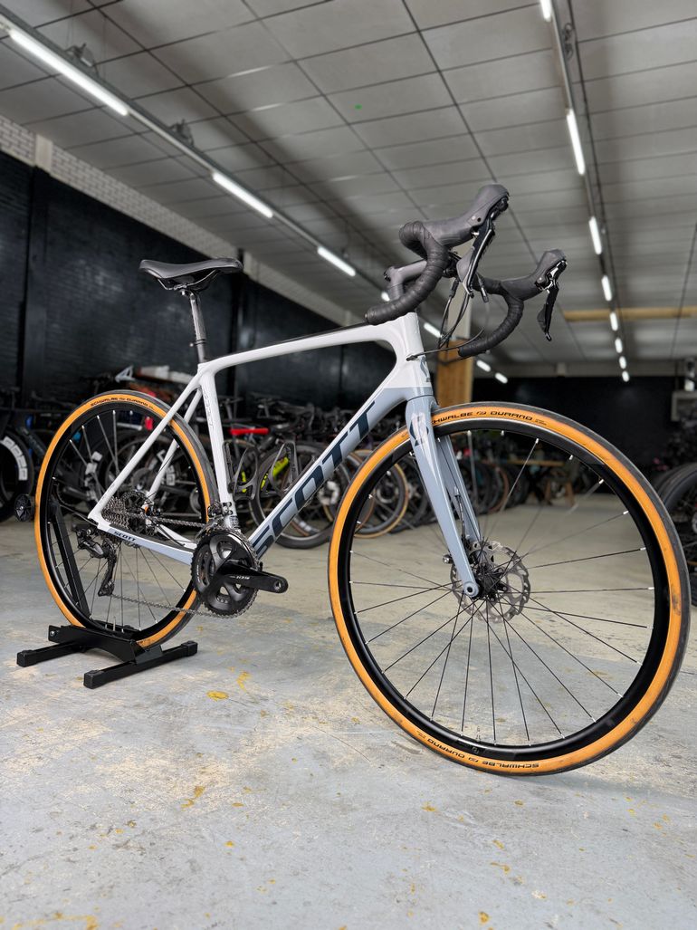 Scott Addict 20 disc 2020 2020 Road & Gravel usato, Grigio chiaro — immagine 2 di 19